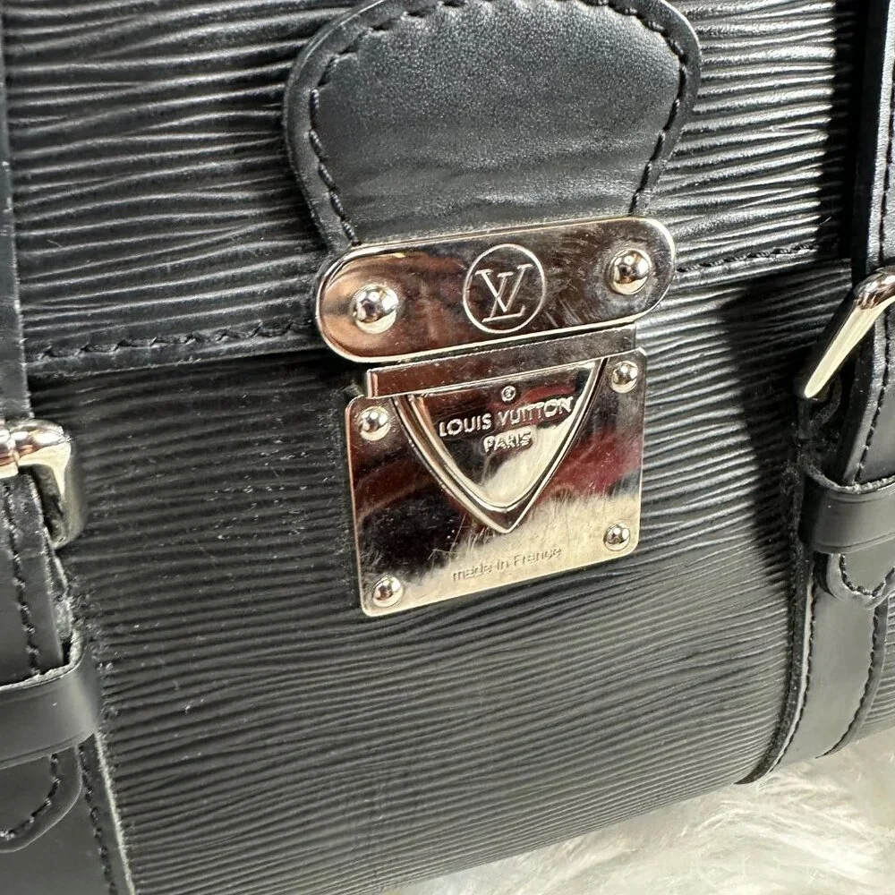 Authentic Louis Vuitton Segur Epi Leather Shoulder Bag - Picture 8 of 16